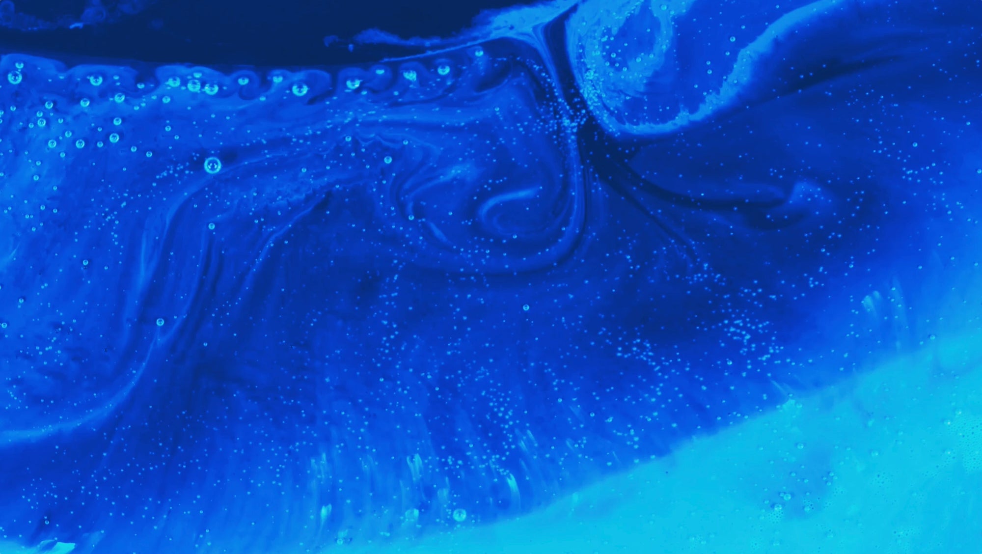 Hero picture showing dynamic fluorescent microscopy visuals, illustrating live-cell imaging with non-toxic dyes by Saguaro Biosciences.